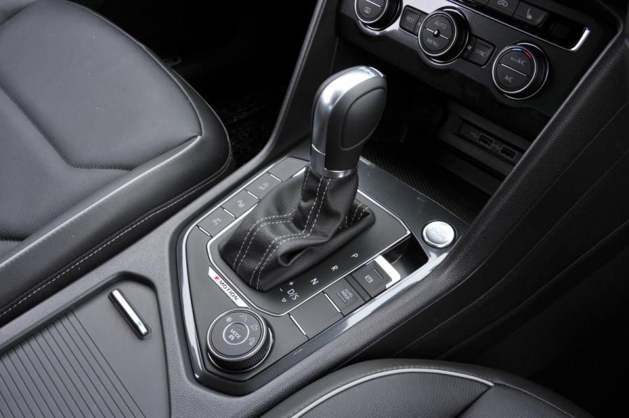 Детали интерьера Volkswagen Tiguan R-Line 2016 года  (JP) (фото 3 из 15)